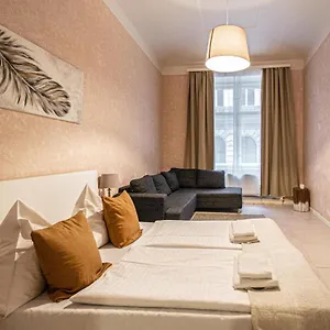 https://rose-ruterra-suite.praguehotelsweb.com